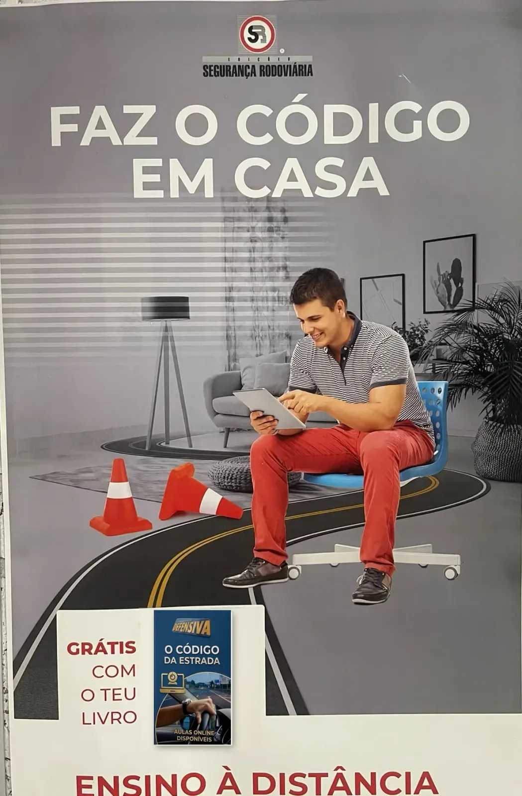 Cartaz da Segurança Rodoviária afixado na escola: «Faz o código em casa», ensino à distância