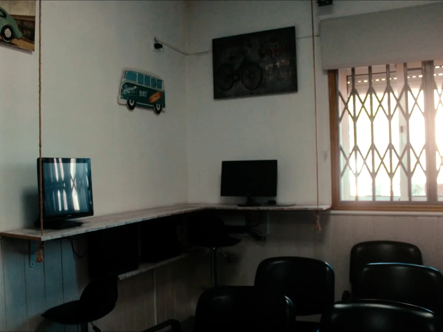 Computadores junto à janela onde os alunos fazem os testes de código